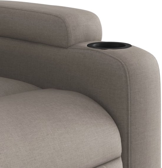 Close-up van bekerhouder in de armleuning van taupe fauteuil.