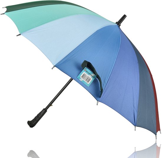 Gedeeltelijk geopende regenboogparaplu met veelkleurige vlakken in blauw, lichtblauw en groen. Zwarte steel met gebogen handvat.