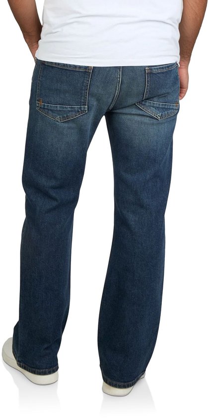 Achterkant van man met witte t-shirt en blauwe bootcut jeans.
