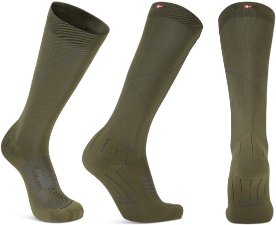Set olijfgroene compressiekousen, van voor, zijkant en achterkant.
