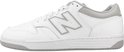 Witte lage sneaker van New Balance met grijze accenten en een groot grijs 'N' logo op de zijkant.