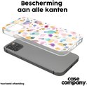 Lichtroze telefoonhoes met multicolour waterverf terrazzo patroon boven een telefoon.