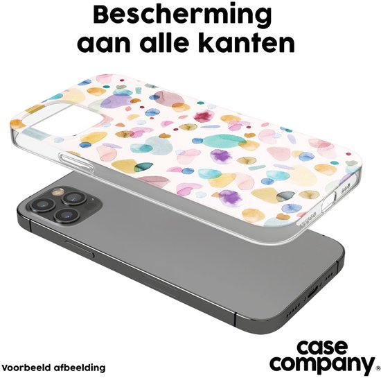 Lichtroze telefoonhoes met multicolour waterverf terrazzo patroon boven een telefoon.