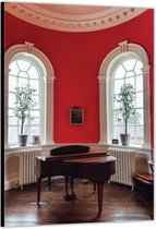 Dibond –Bruine Piano bij Rode Muur– 40x60cm Foto op Aluminium (Met Ophangsysteem)
