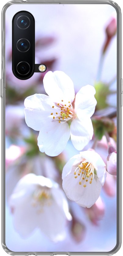 Coque de téléphone avec une branche de fleurs de sakura blanches.