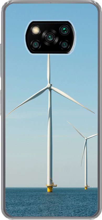 Coque avec impression d'éoliennes blanches en mer, isolée sur un fond blanc.