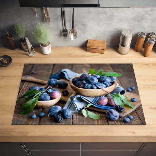 KitchenYeah® Inductie beschermer 81x52 cm - Kleurrijke vertoning van pruimen in houten kom - Kookplaataccessoires - Afdekplaat voor kookplaat - Inductiebeschermer - Inductiemat - Inductieplaat mat