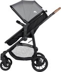 Zwarte kinderwagen met een grijze kap en houten handvat.
