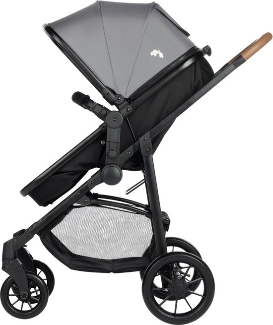 Zwarte kinderwagen met een grijze kap en houten handvat.