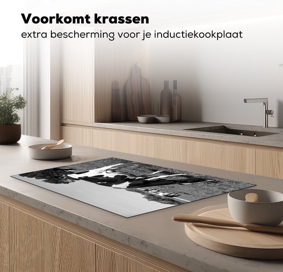 KitchenYeah® Inductie beschermer 81.6x52.7 cm - Friese koeien grazen in het veld - zwart wit - Kookplaataccessoires - Afdekplaat voor kookplaat - Inductiebeschermer - Inductiemat - Inductieplaat mat
