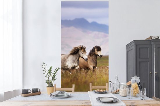 Muurstickers - Sticker Folie - Paarden - Gras - Bergen - 80x160 cm - Plakfolie - Muurstickers Kinderkamer - Zelfklevend Behang - Zelfklevend behangpapier - Stickerfolie