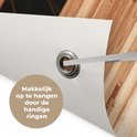 Witte banner met metalen ring voor eenvoudige ophanging.