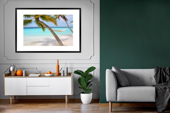 Photo en cadre - Hamac près de deux palmiers aux Maldives cadre photo noir avec passe-partout blanc xxl 120x80 cm - Affiche sous cadre (Décoration murale salon / chambre) / Mer et plage