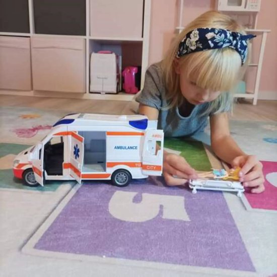 KRUZZEL Ambulance Jouet Avec Lumière Et Son – Portes Ouvrantes, Civière Amovible – Piles Incluses – 25 Cm