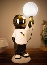 BRUBAKER Lampe de table Astronaute - Lampe de chevet spatiale 46 cm avec prise USB-C - Figurine décorative peinte à la main avec lampe lune - Or, blanc et noir