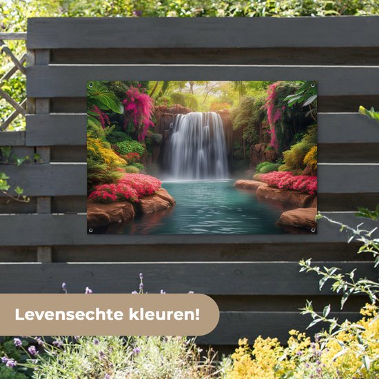 Une affiche d'une cascade de jungle aux couleurs vives, accrochée à une clôture en bois sombre.