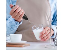 Famanu Melkschuimer Handheld voor koffie met standaard - handschuimer toverstaf, garde drankmixer mini schuimer voor cappuccino, frappe, matcha, warme chocolademelk, zilver/zwart