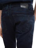 Close-up van de achterkant van een donkerblauwe slim fit jeans met TOM TAILOR label.