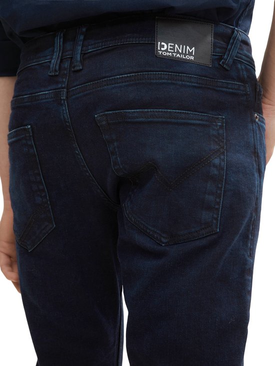 Close-up van de achterkant van een donkerblauwe slim fit jeans met TOM TAILOR label.