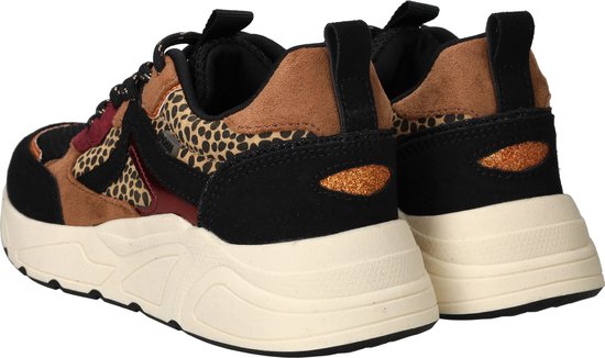 Achterkant van bruine sneakers met luipaardprint, bordeauxrode en zwarte accenten en glinsterende gouden details.