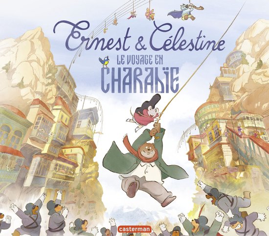 Ernest & Célestine, Le Voyage en Charabie. Ernest l'ours et Célestine la souris se balancent à un câble au-dessus d'une ville aux nombreux bâtiments.