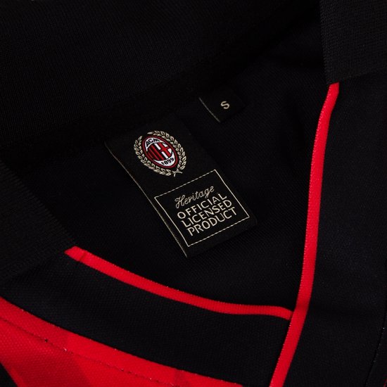 Detail van een zwart shirt met "Heritage Official Licensed Product" label en een S-maat.