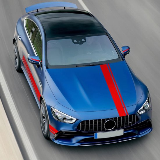 Blauwe sportauto met rode sportstrepen op motorkap, zijkant en spiegel.