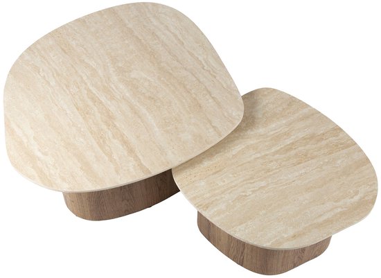 Set van twee salontafels met afgeronde, lichtbeige, marmerlook bladen en houten onderstellen, geïsoleerd op witte achtergrond.
