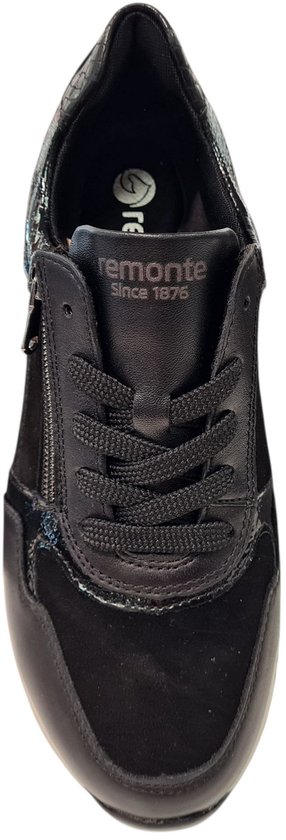 Vooraanzicht van een zwarte sneaker met veters, rits en glanzende en croco details.