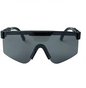 Zwarte sportbril met één groot grijs gespiegeld glas en een breed, recht frame.