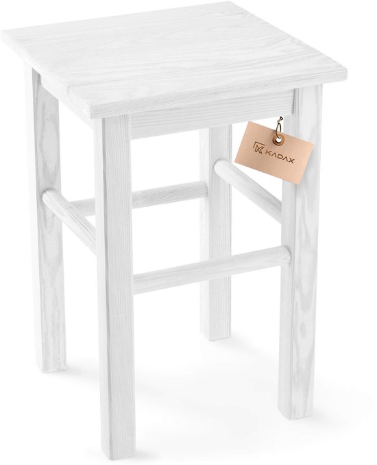Witte houten kruk met vierkant zitting, houten dwarsverbindingen en bruin label 'KADAX'.