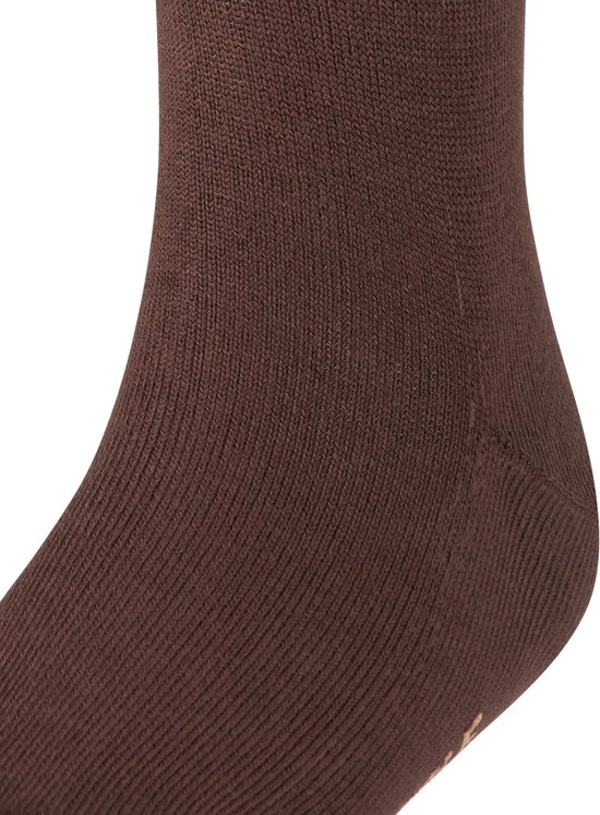 Detailopname van een bruine Falke kniekous met fijne ribstructuur.
