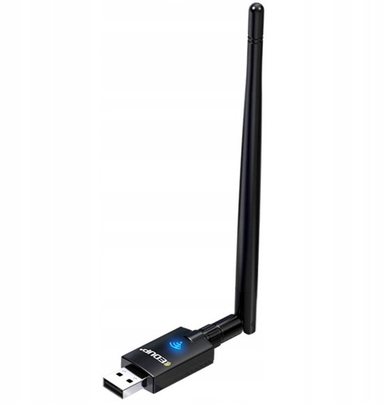 Een zwarte WiFi-adapter met een lange, slanke antenne en een blauw LED-lampje, op een witte achtergrond.
