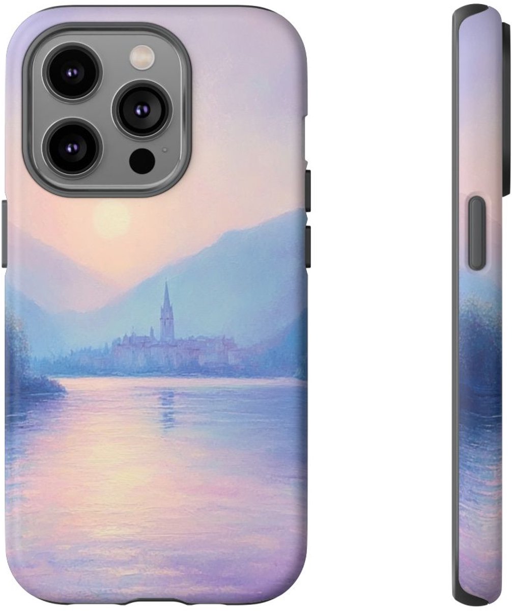 Zonsondergang Boven Mistig Meer en Dorp – Telefoonhoesje Geschikt voor iPhone 14 Pro