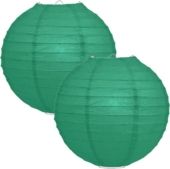 Twee donkergroene papieren bol lampionnen met horizontale vouwen.