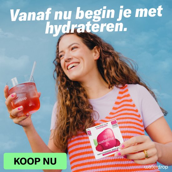 Een lachende vrouw met een glas roze drankje en een waterdrop pakje framboos. Kleding met strepen.