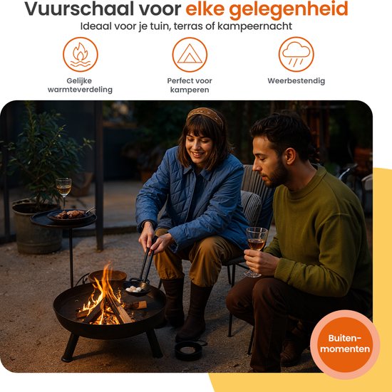 Man en vrouw genieten bij een vuurschaal, met glazen wijn en een vuurtje. 'Buiten-momenten'.