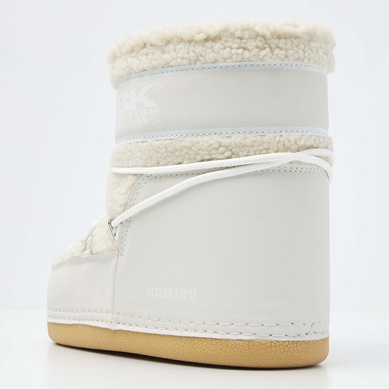 Witte dames moonboot van British Knights met beige suède en teddy voering. Logo op de schacht.