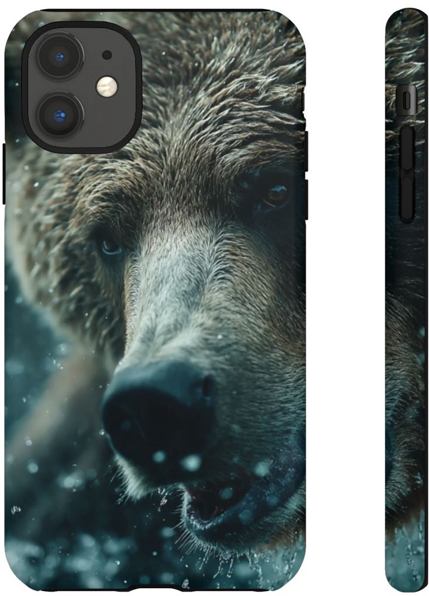 Close-up van een Bruine Beer in Spattend Water – Telefoonhoesje Geschikt voor iPhone 11