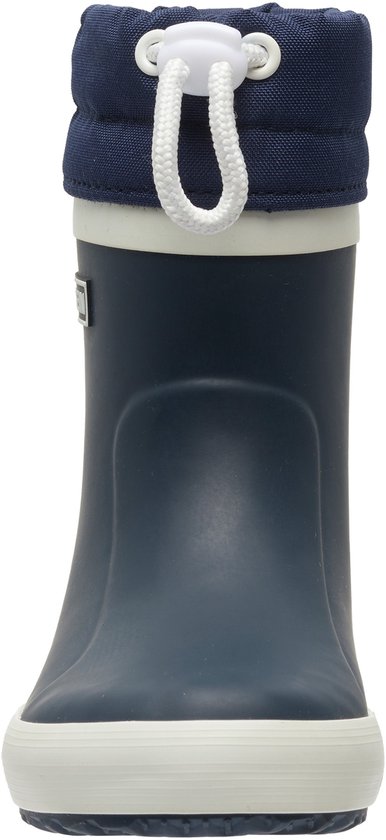 Donkerblauwe regenlaars van Bergstein, de voorkant met veter en opgestikte kraag.