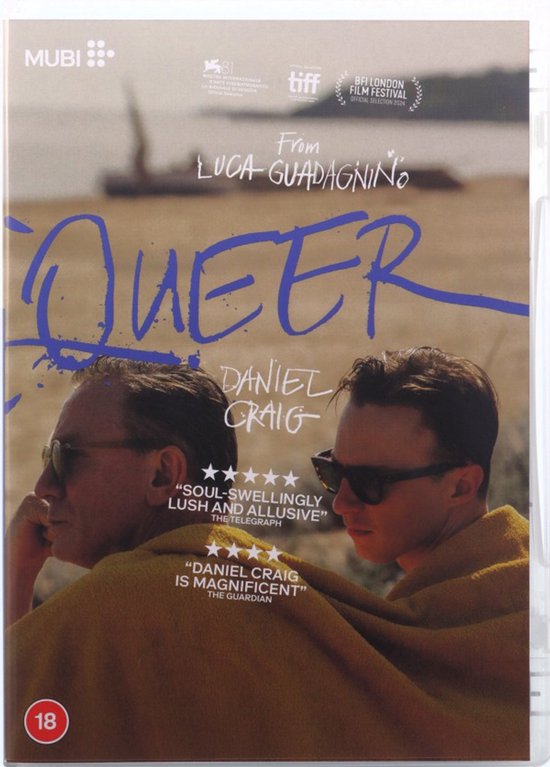 De DVD-hoes van 'Queer' toont twee mannen die met een gele doek om hen heen op het strand zitten. De titel 'Queer' is in blauwe letters geschreven.
