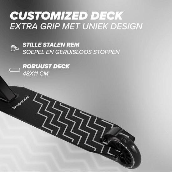 Zwarte stuntstep met een wit zigzagpatroon op het deck. "CUSTOMIZED DECK EXTRA GRIP MET UNIEK DESIGN".