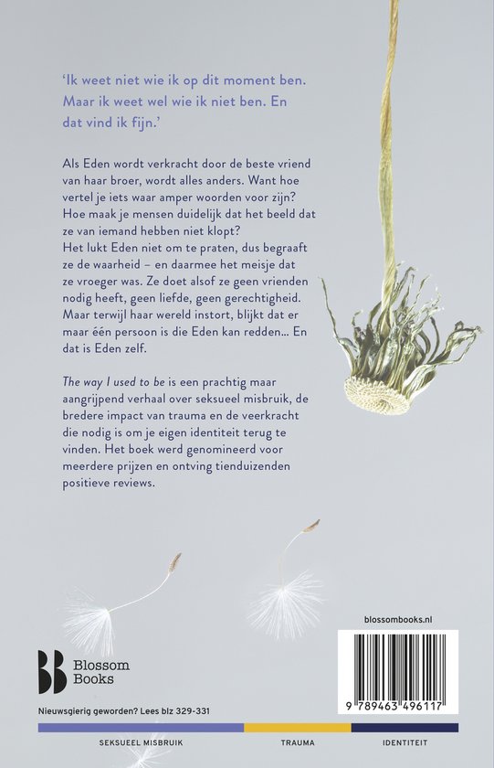 Achterkant van een boek met tekst en een afbeelding van een uitgebloeide paardenbloem op een witte achtergrond.