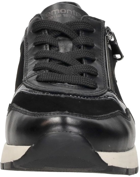 Vooraanzicht van een zwarte Remonte sneaker met suède, leer en crocoprint. Ritssluiting en veters.