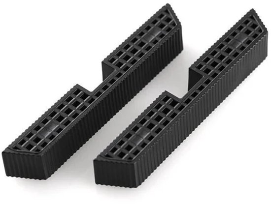 Twee zwarte, rechthoekige plastic adapters met een rasterpatroon voor ventilatie.