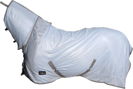 Lichtblauwe Epplejeck vliegendeken met nekbedekking, volledig om een paard gedrapeerd.