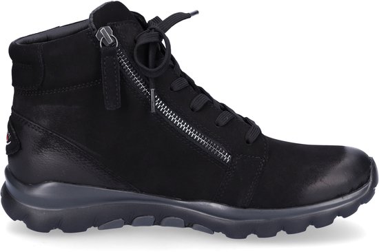 Zwarte leren veterbootie met ritssluiting aan de zijkant en een dikke zool.