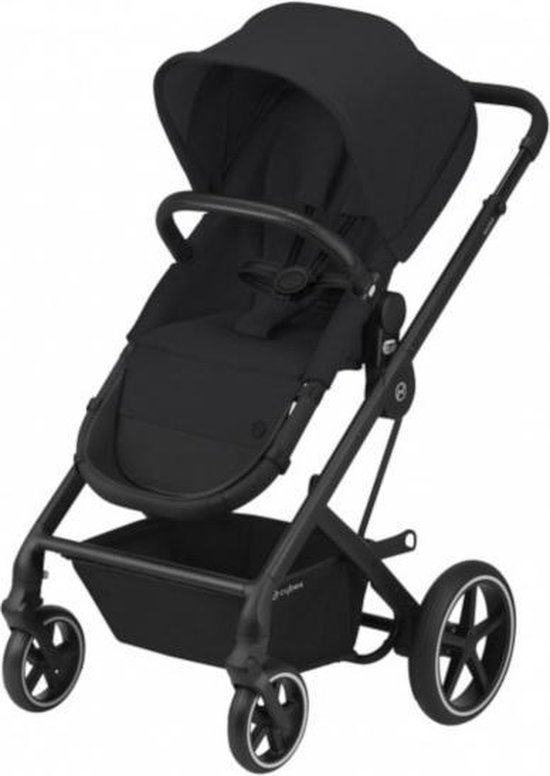 Zwarte kinderwagen met verstelbare rugleuning, gordels en boodschappenmand.