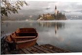 Dibond - Toren op de Bergen met Houten Bootje - 120x80cm Foto op Aluminium (Met Ophangsysteem)