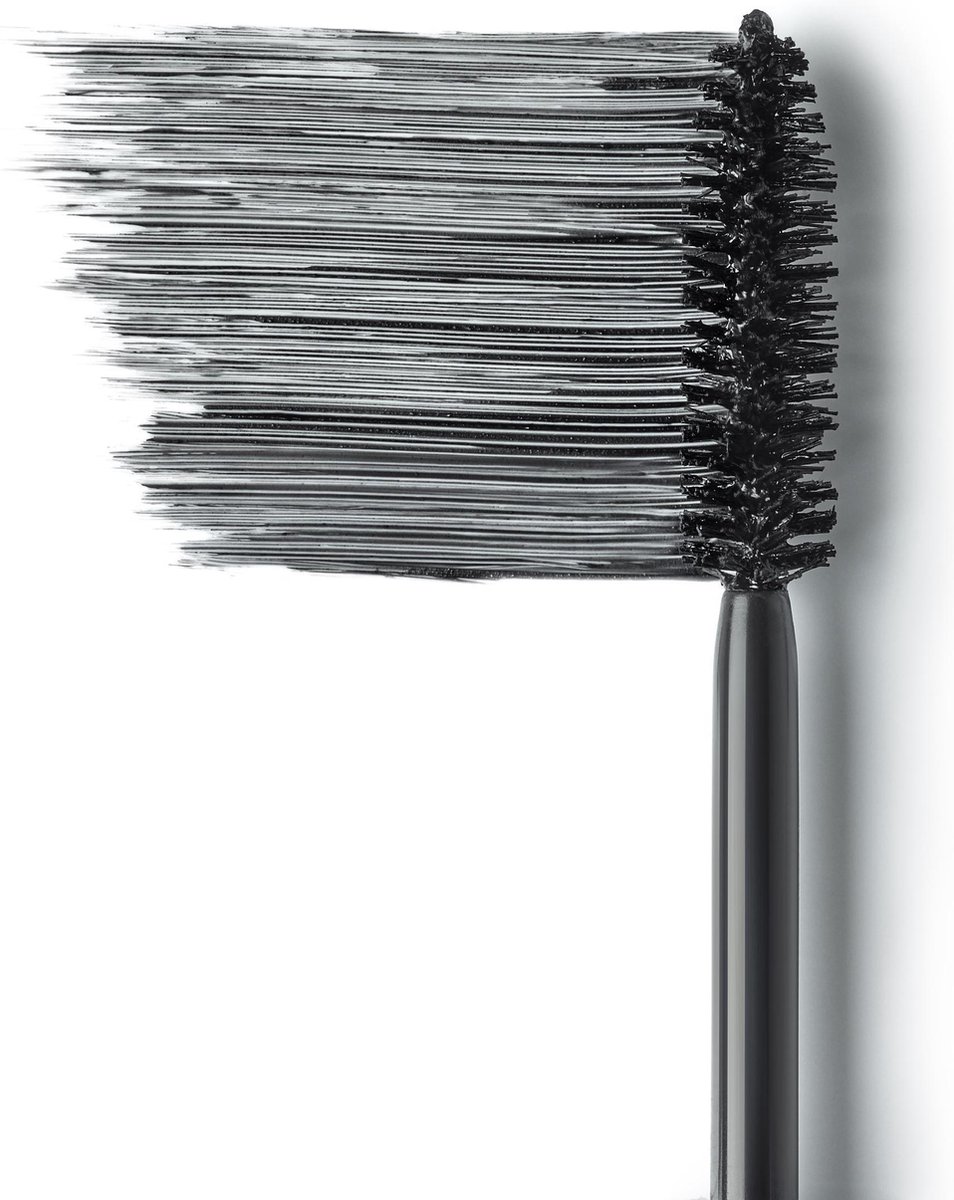 Blauwe en witte dubbele mascara met L'Oréal Paris logo. De applicators zijn uitgetrokken, een witte primer en een zwarte mascara.